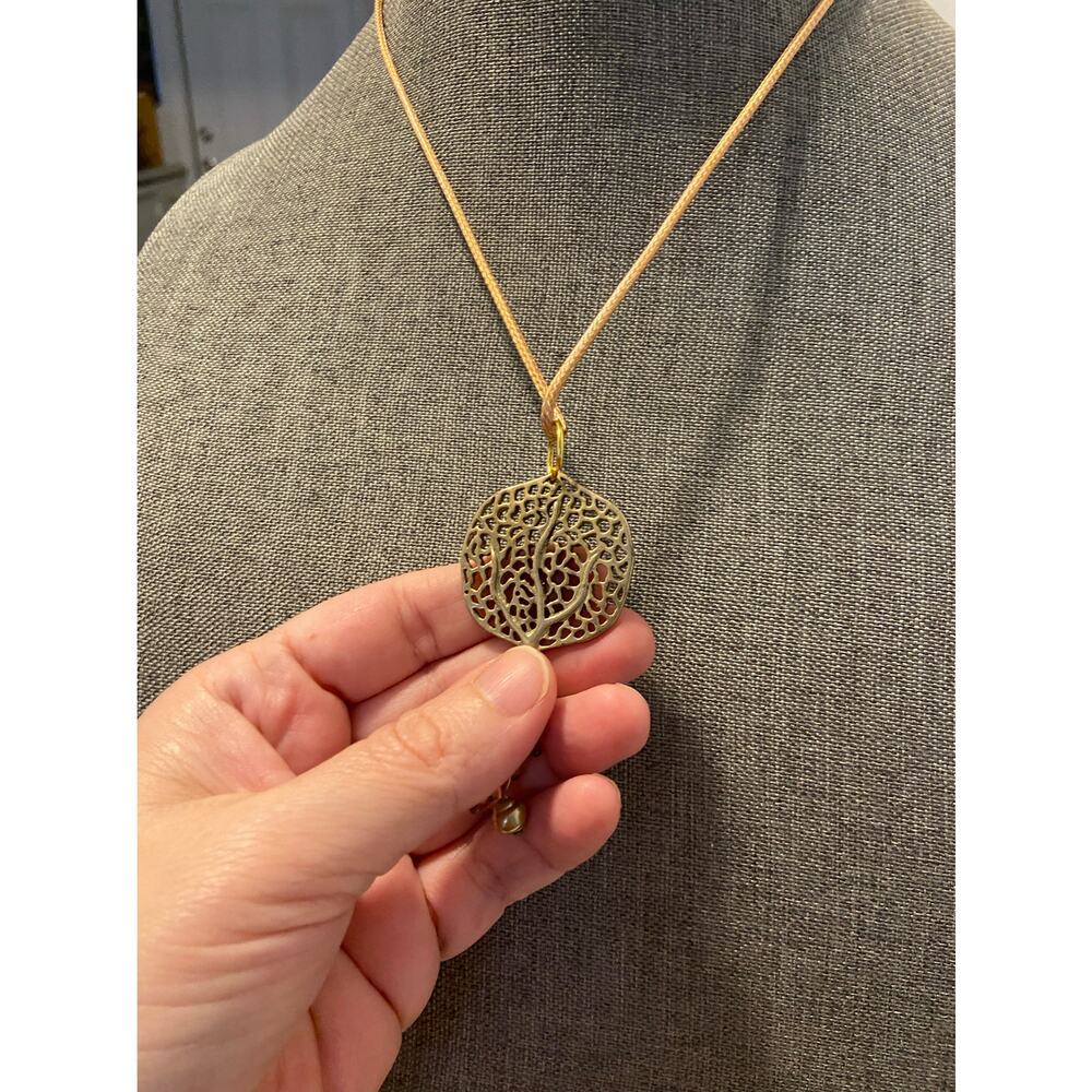 Tree pendant Necklace - Picture 3 of 4